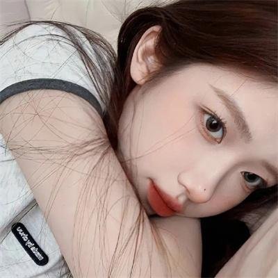 热搜榜实拍：顶流女星表情包火出圈，服务器被挤瘫痪